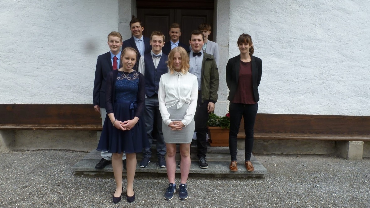 Das Konfirmationsfoto mit allen Konfirmanden entstand zwischen den beiden Durchg...