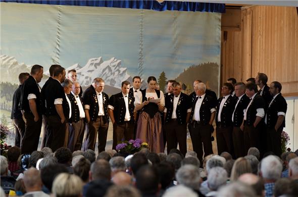 Das Konzert eröffnete der Jodlerklub Flüehblüemli Därstetten, hier mit Jolanda Brunner, die die Moderation des Konzertes übernahm und dem Publikum viele Hintergrundinformationen lieferte.