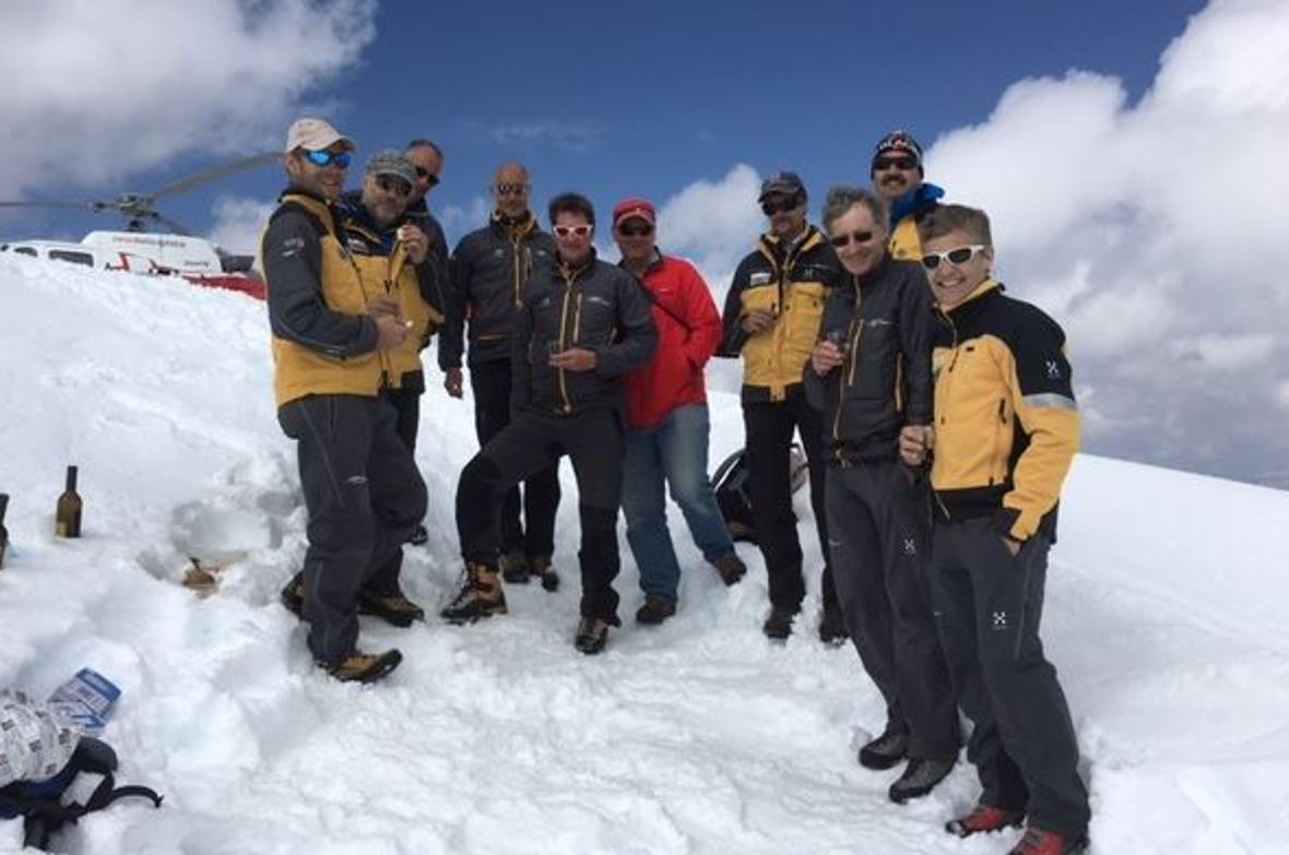 Das Kurskader Alpine Rettung Bern mit Kursleiter André Troxler (vierter von Link...