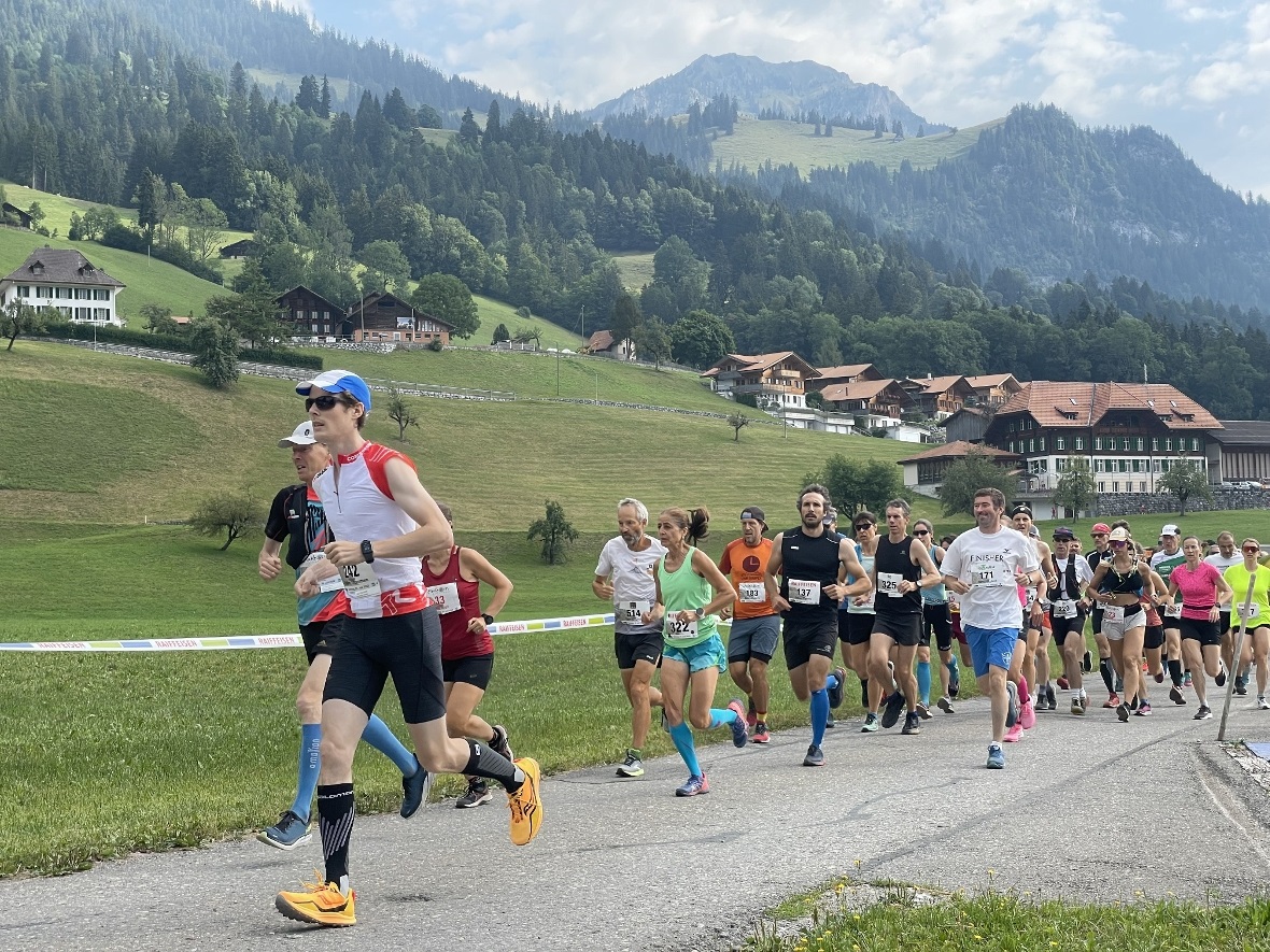 Das Läuferfeld nach dem Start in Oberwil noch nah beieinander.