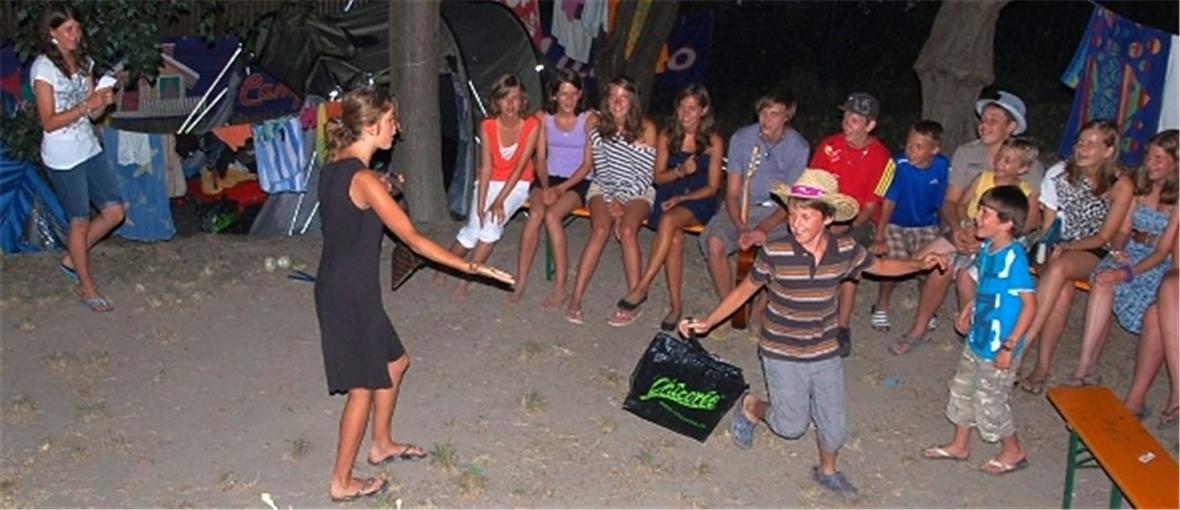 Das Lagerleben: Theateraufführung.