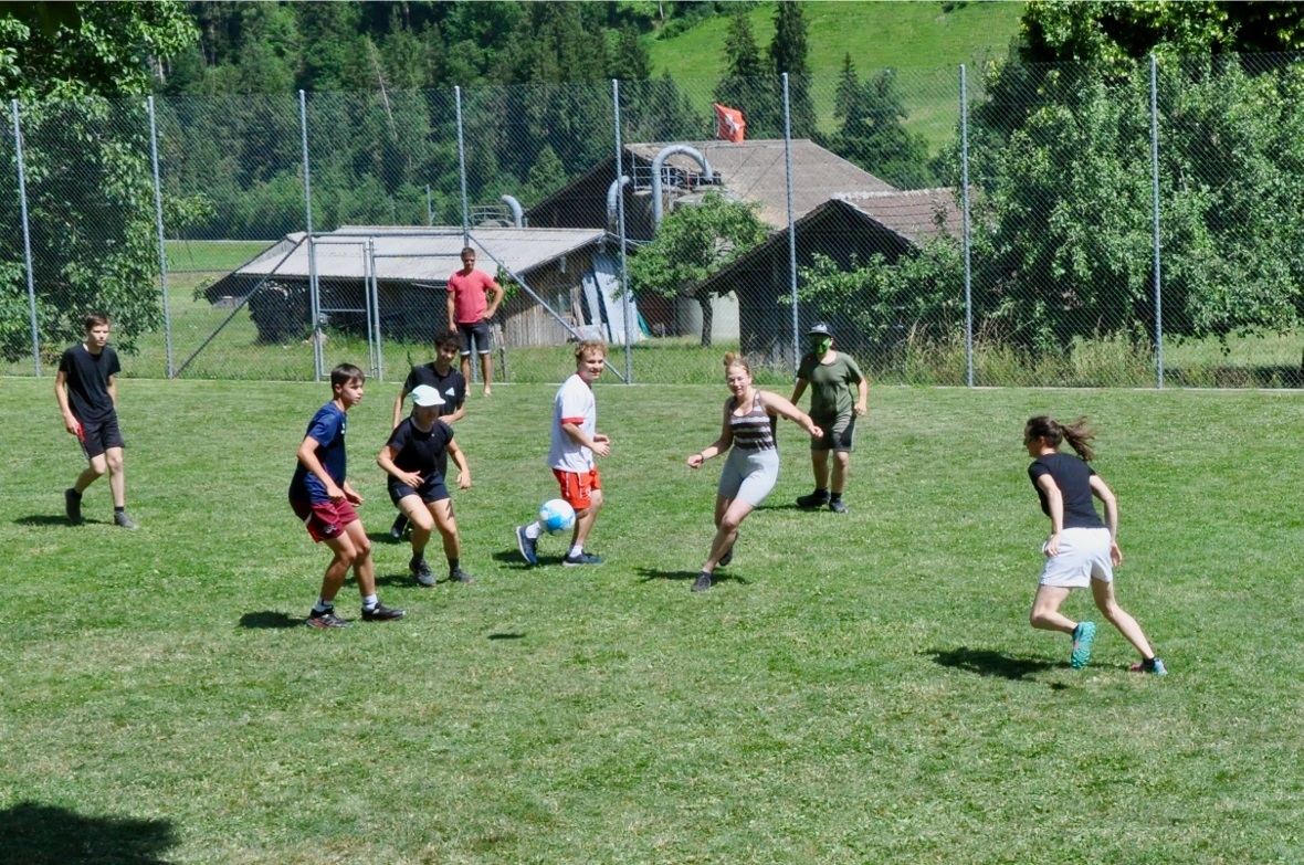 Das Lehrerteam und die 9. Klasse in vollem Einsatz beim Lehrer-Schüler-Match.