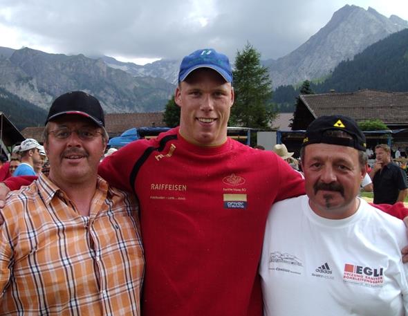 Das Lenker OK vom Oberländischen 2009 besuchte Adelboden und zwei davon freuen sich mit Matthias Sempach. Für «more» hat es nicht Platz. Bärtel Moor (rechts) drehte für das Foto sein Kilian-Wenger-Fan-Käppi nach hinten. Doch Bärtel und viele weitere Kilian-Fans sind für Frauenfeld bereit