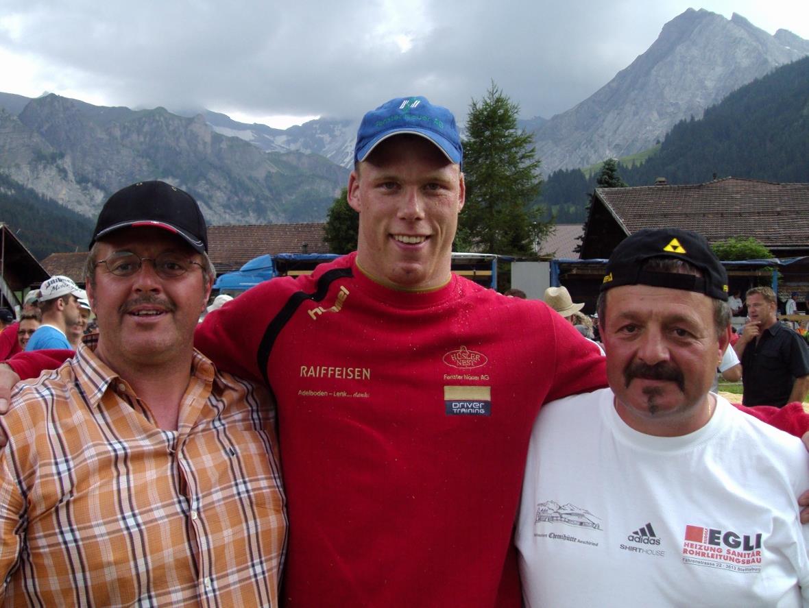 Das Lenker OK vom Oberländischen 2009 besuchte Adelboden und zwei davon freuen sich mit Matthias Sempach, der von den Lenk Bergbahnen gesponsert wird. Für «more» hat es nicht Platz. Bärtel Moor (rechts) drehte für das Foto sein Kilian-Wenger-Fan-Käppi nach hinten. Bärtel und viele weitere Kilian-Fans sind für Frauenfeld bereit.