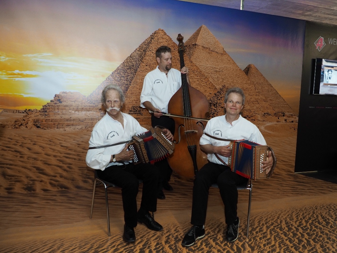Das Lenker Trio Zeller unterhielt mit traditioneller Ländlermusik am Sonntag die...