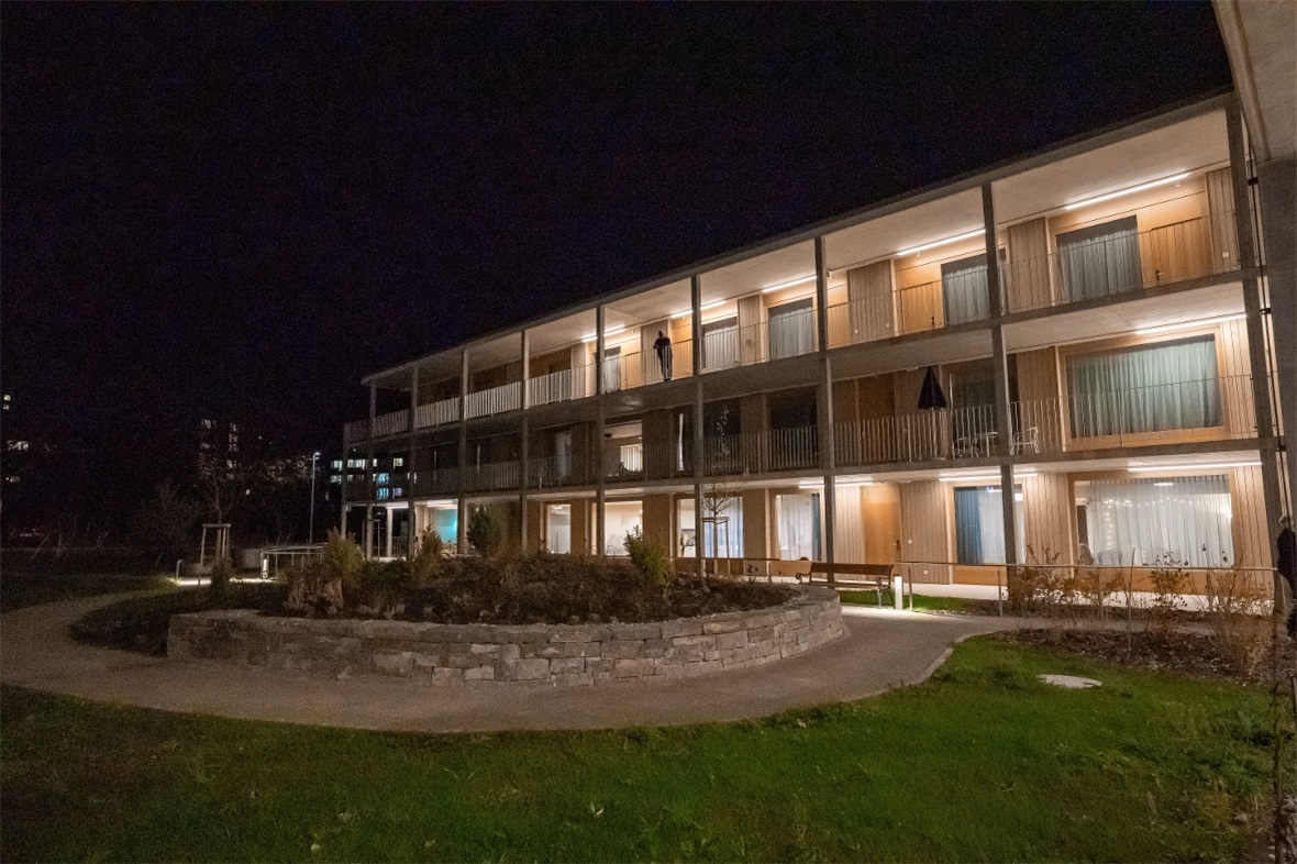 Das Licht verrät es: Die ersten Bewohner im Neubau Spitalmatte eingezogen.