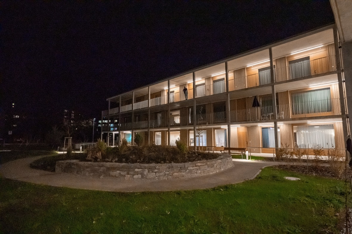 Das Licht verrät es: Die ersten Bewohner sind im Neubau Spitalmatte eingezogen.