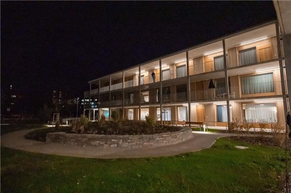 Das Licht verrät es: Die ersten Bewohner sind im Neubau Spitalmatte eingezogen.