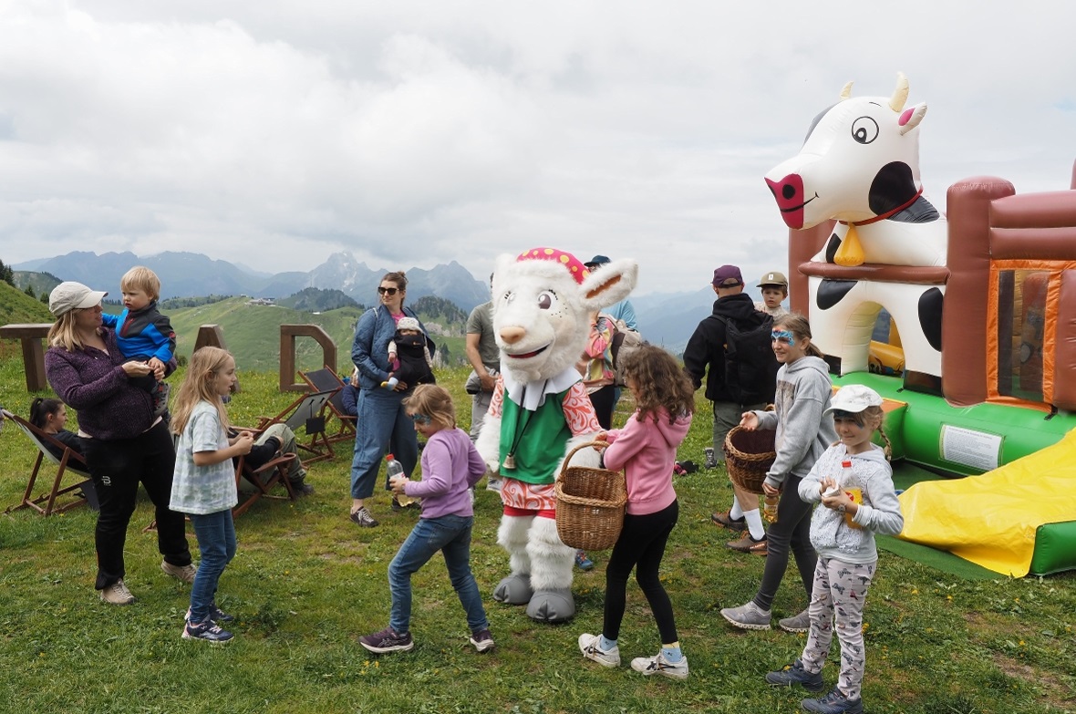 Das Maskottchen Saani begrüsste die Kinder an der Eröffnung der Aussichtsplattfo...