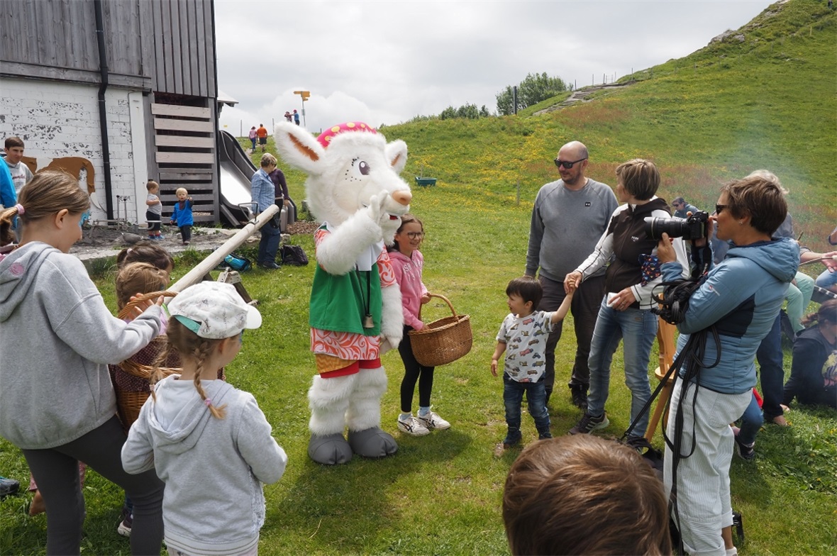 Das Maskottchen Saani begrüsste die Kinder an der Eröffnung der Aussichtsplattfo...