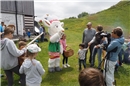 Das Maskottchen Saani begrüsste die Kinder an der Eröffnung der Aussichtsplattfo...