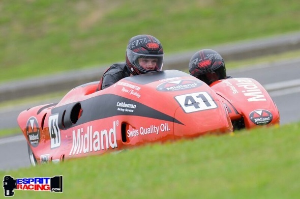 Das «Midland Sidecar Racing Team Wyssen/Zurbrügg» in Carole in voller Aktion.