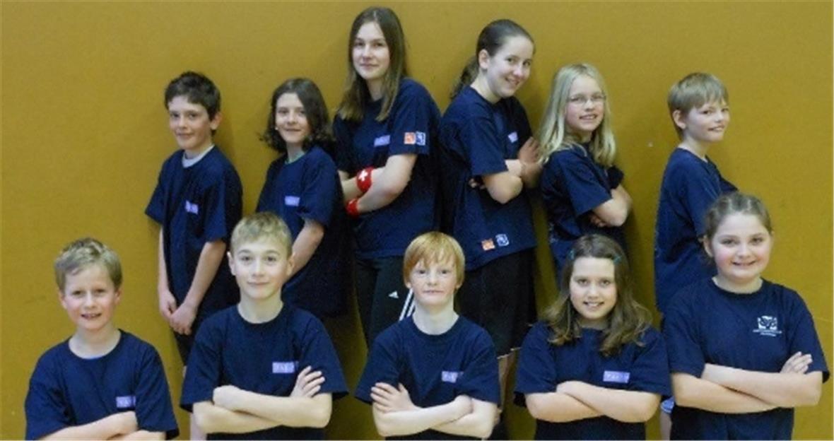 Das Mini-Volleyballteam (hinten): Lukas und Nina Gempeler, Murielle Rindlisbacher, Larissa Hiltbrunner, Lia Mathis, Janik Pfund; (vorne): Nando Schmocker, Janne Matti, Sven Pieren, Alessia Gomes, Michelle Bühler. Es fehlt: Kim Pieren