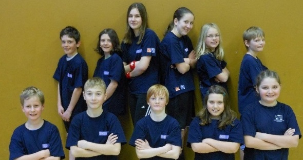 Das Mini-Volleyballteam (hinten): Lukas und Nina Gempeler, Murielle Rindlisbacher, Larissa Hiltbrunner, Lia Mathis, Janik Pfund; (vorne): Nando Schmocker, Janne Matti, Sven Pieren, Alessia Gomes, Michelle Bühler. Es fehlt: Kim Pieren