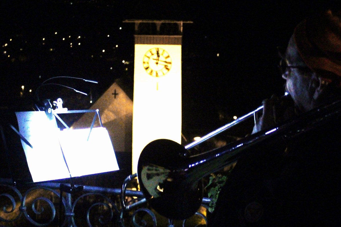 Das Mitternachtsgeläut in der Wimmiser Kirche St. Martin ist noch kaum verklungen, da beginnen die Turmbläser traditionell mit ihrem Spiel.