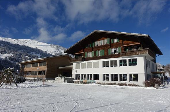 Das Moosschulhaus ist das Schulzentrum von St. Stephan; die Oberstufenschüler gehen seit zehn Jahren in Zweisimmen zur Schule.