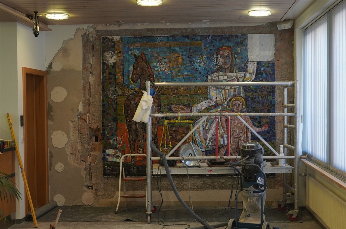 Das Mosaik im ehemaligen Raiffeisenbank-Gebäude, welches jetzt für einen Neubau ...