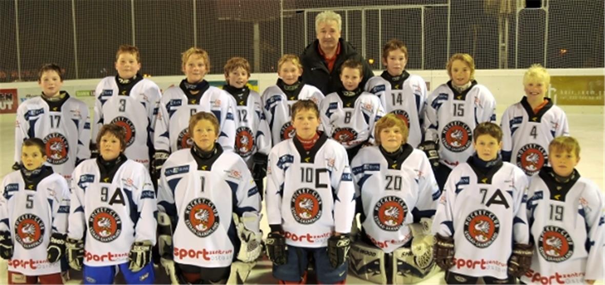 Das Moskito Kombi-Team Saison 2011/12 HC Gstaad-Saanenland/EHC Lenk-Zweisimmen: Vorne v.l.n.r: Sascha Jakob, Silvan Schenk, Kenny Wehren, Noah Wälti, Leandro Frei, Nils Kunz, Flurin Müller Hinten v.l.n.r: Silvan Ludi, Simon Reusser, Oliver Stutz, Marcel Bernasconi, Rhys de Dycker, Ruedi Kunz (Trainer), Pyry Matti, Roman Müller, Klemens Baumgartner, Tim Kunz /Es fehlt Assistenz-Trainer Dani Deubelbeiss.