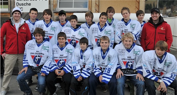 Das Novizen-Team: Hinten v.l.n.r.: Trainer Salzmann Patric, Pavlovic Filip, Frei Clà, Lempen Michael, De Mouro Cunha Rafel, von Känel Michael, Mathier Kilian, Schletti Remo, Wälti Joël, Bucher Fabian, Salzmann Dominic (Trainer)Vorne v.l.n.r: Wälti Eric, Rindlisbacher Björn, Bowee André, Schmid Reto, Zeller Lukas, Leuthold Thomas. Es fehlen: Buchs Simon, Zeller Ramon, Zysset Reto, Ummel Nicola, Thierstein Jürg (Trainer)
