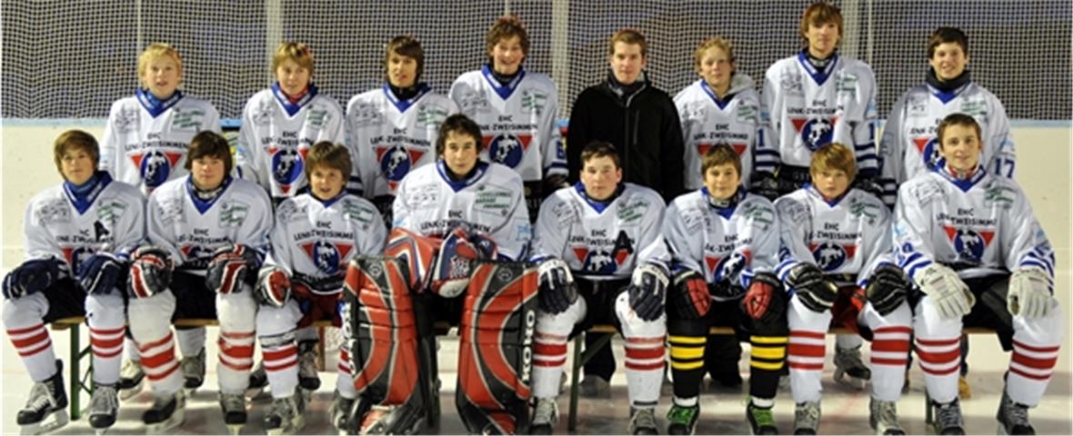 «Das Novizen-Team Jg. 1993 bis 1997»: Hinten: Lukas Zeller, Michael von Känel, Remo Lempen, Eric Wälti, Patric Salzmann (Co-Trainer), Joël Wälti, Remo Schletti, Silvio Zeller.Vorne: Fabian Bucher, Reto Zysset, Ramon Zeller, Dennis Balsiger, Michael Lempen, Björn Rindlisbacher, Thomas Leuthold, Roger Salzmann.Es fehlen: Rafael de Moura Cunha, Filip Pavlovic, Co-Trainer Jürg Thierstein+Dominic Salzmann sowie Goalitrainer Marc Balsiger.