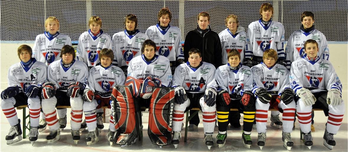 «Das Novizen-Team Jg. 1993 bis 1997: Hinten, Lukas Zeller, Michael von Känel, Remo Lempen, Eric Wälti, Patric Salzmann (Co-Trainer), Joël Wälti, Remo Schletti, Silvio Zeller.Vorne: Fabian Bucher, Reto Zysset, Ramon Zeller, Dennis Balsiger, Michael Lempen, Björn Rindlisbacher, Thomas Leuthold, Roger Salzmann. Es fehlen: Rafael de Moura Cunha, Filip Pavlovic, Co-Trainers. Jürg Thierstein+Dominic Salzmann sowie Goalitrainer Marc Balsiger.