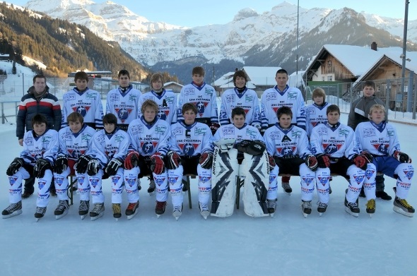 Das Novizen-Team der Saison 2011/2012: Hinten: Patric Salzmann (Trainer), Andreas Schletti, Nils Rindlisbacher, Daniel Schenk, Thomas Leuthold, Kilian Mathier, Filip Pavlovic, Björn Zingre, Noah Wälti (Ergänzungsspieler)Vorne: Simon Buchs, Reto Schmid, André Bowee, Joël Wälti, Eric Wälti, Rafael de Mouro Cunha, Ramon Zeller, Björn Rindlisbacher, Lukas Zeller, es fehlen Nicola Ummel und die Co-Trainer Jürg Thierstein und Dominic Salzmann.