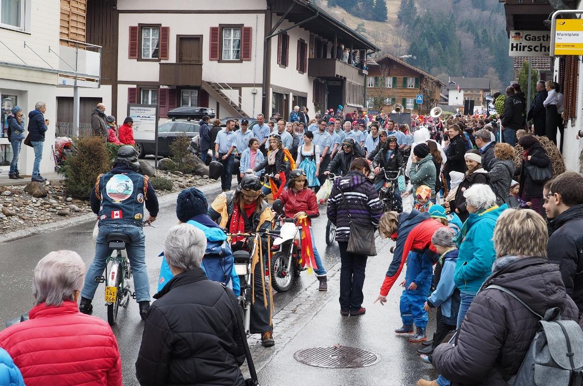 Das OK auf seinen «Feuerstühlen» verteilte grosszügig Konfetti und Bonbons.