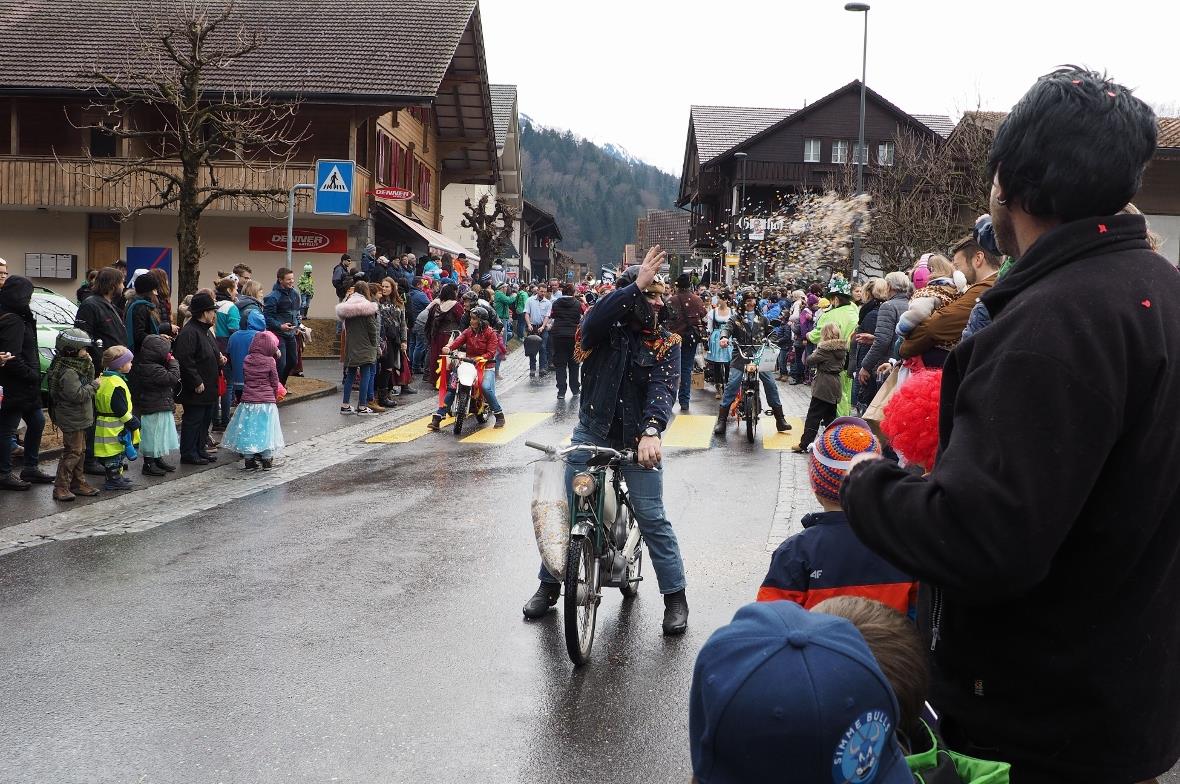 Das OK auf seinen «Feuerstühlen» verteilte grosszügig Konfetti und Bonbons.