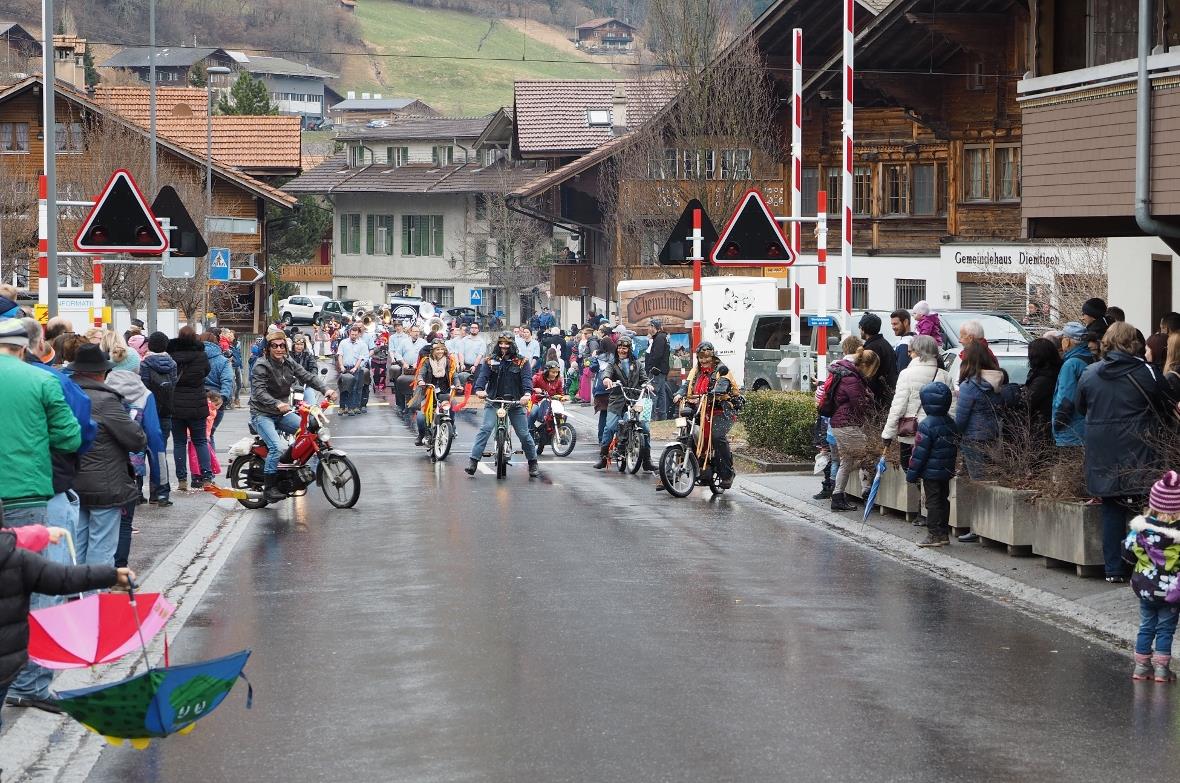 Das OK der Diemtigtaler Fasnacht führte den Umzug traditionsgemäss an und fuhr d...