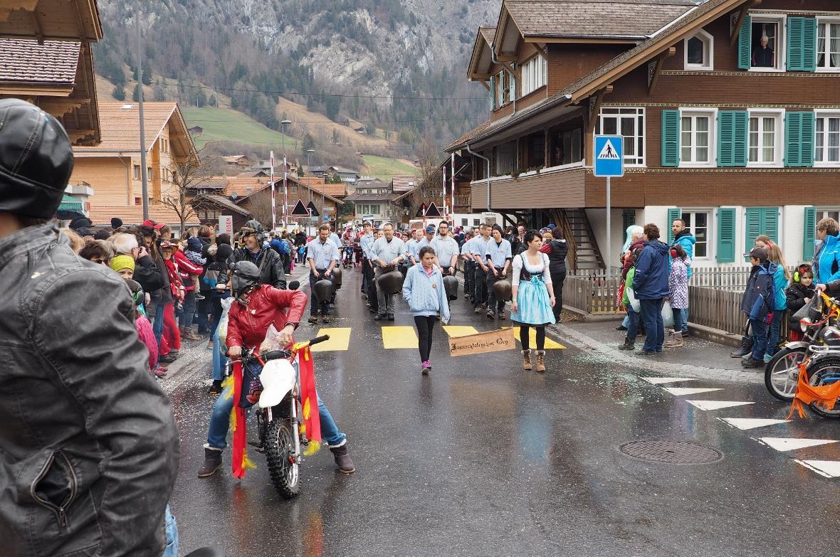 Das OK der Diemtigtaler Fasnacht führte den Umzug traditionsgemäss an und fuhr d...