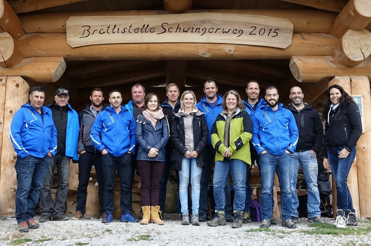 Das OK des Berner Oberländischen Schwingfestes 2021: Stefan Fankhauser (Gaben), Paul Neukomm (Unterhaltung), Peter Kämpf (Bau), Stefan Gafner (Verkehr/Sicherheit), Thomas Neukomm (Finanzen), Kathy Hunziker (Marketing/Medien), Mathias Reber (Festakt), Jenny von Weissenfluh (Marketing/Medien), OK-Vizepräsident Marc Spring, Simone Wampfler (Personal), OK-Präsident Bernhard Reusser, Markus Isler (Schwingkomitee), Daniel Isler (Bau), Therese Fellinger (Festwirtschaft). Es fehlen: Martin Wampfler (Marketing/Finanzen), Sekretär Mike Wittwer sowie Nicole Zaugg (Marketing/Medien).