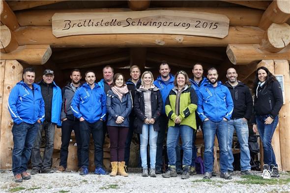 Das OK des Berner Oberländischen Schwingfestes 2021: Stefan Fankhauser (Gaben), Paul Neukomm (Unterhaltung), Peter Kämpf (Bau), Stefan Gafner (Verkehr/Sicherheit), Thomas Neukomm (Finanzen), Kathy Hunziker (Marketing/Medien), Mathias Reber (Festakt), Jenny von Weissenfluh (Marketing/Medien), OK-Vizepräsident Marc Spring, Simone Wampfler (Personal), OK-Präsident Bernhard Reusser, Markus Isler (Schwingkomitee), Daniel Isler (Bau), Therese Fellinger (Festwirtschaft). Es fehlen: Martin Wampfler (Marketing/Finanzen), Sekretär Mike Wittwer sowie Nicole Zaugg (Marketing/Medien).