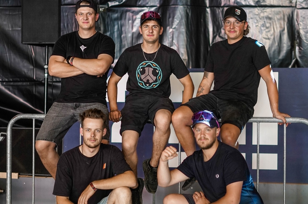 «Herter»: Wenn der Alpsegen bebt Das OK des Herter 2025 (v.h.l.n.u.r: Marcel Wyssmüller, Kimi Kammer, Michael Feuz, Dominik Feuz, Angelo Zmoos (letztere zwei bilden das DJ-Duo Knockout Domanglez).