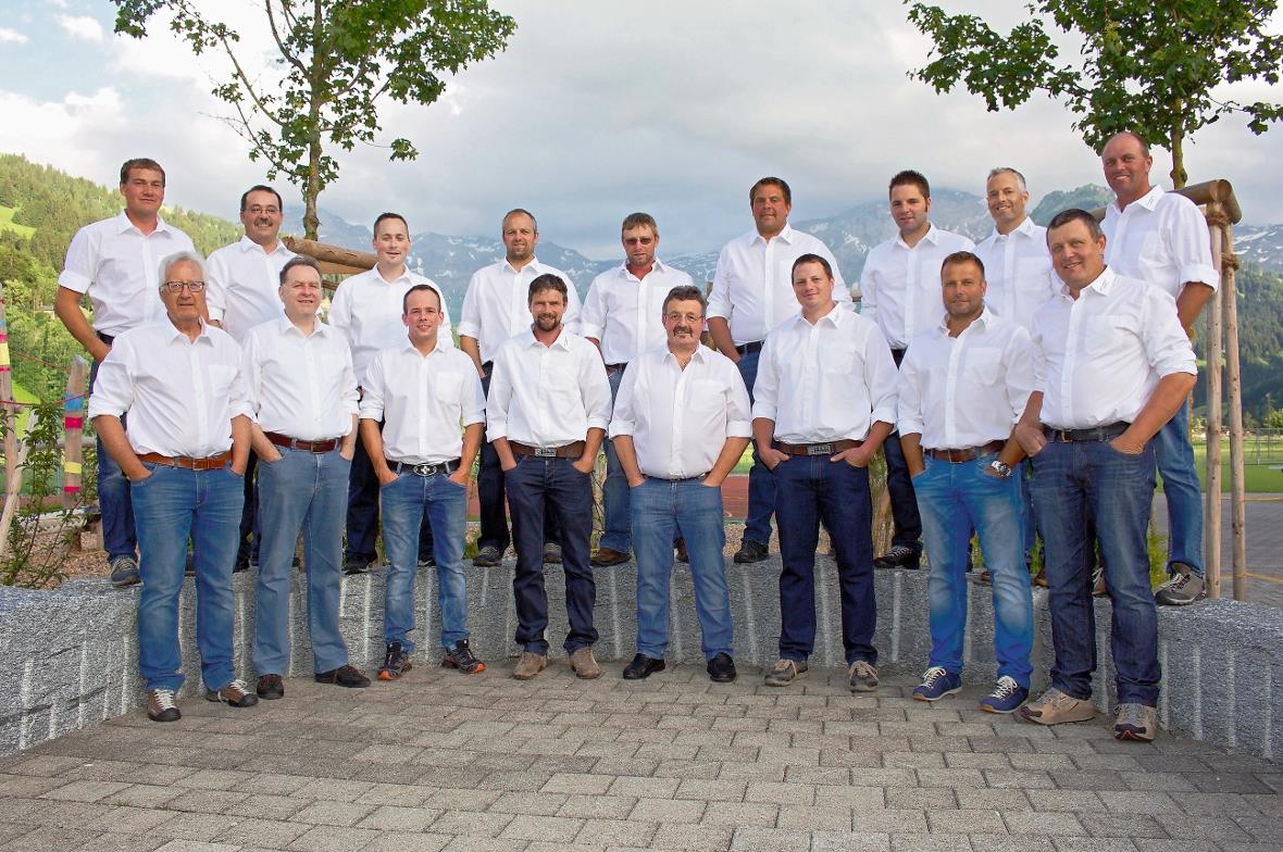 Das OK des Oberländischen Schwingfests an der Lenk ist bereit: Hinten von links Jonas Siegfried, René Müller, Stefan Beetschen, Lorenz Thüring, Christian Schenk, Jürg Zürcher, Nicolas Hauswirth, Albert Kruker, Beat Rohrbach. Vorne: Ruedi Bach, Beat Zahler, Christian von Känel, Reinhold Trachsel, Präsident Bärtel Moor, Manuel Werren, Toni Brand und Res Gobeli.