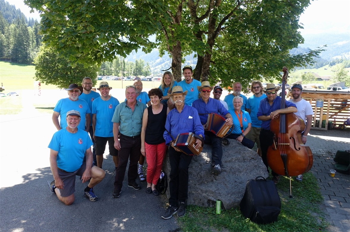 Das OK des VW-Bus-Treffens an der Lenk lud Sponsoren und Gönner zu einem Apéro ein. Gemeinsam erfreuten sie sich an den volkstümlichen Klängen des Lenker Trios Zeller (im Hintergrund ist ein Teil des VW Bus-Dörflis zu sehen).