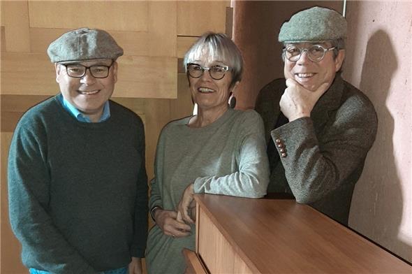 Das OK vom Jazzclub Zweisimmen freut sich über die neue Anschaffung: Markus Bachmann sowie Leila und Jules van Enckevort.