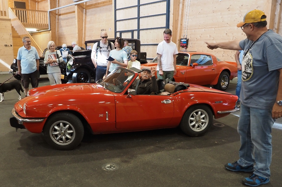 Das Oldtimertreffen in und bei der Simmental Arena zog zahlreiche Besucher, Jung und Alt, an. Peter Ziörjen (rechts), Mitgründer der Oldtimerfreunde wünscht gute Fahrt.