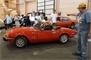 Das Oldtimertreffen in und bei der Simmental Arena zog zahlreiche Besucher, Jung und Alt, an. Peter Ziörjen (rechts), Mitgründer der Oldtimerfreunde wünscht gute Fahrt.