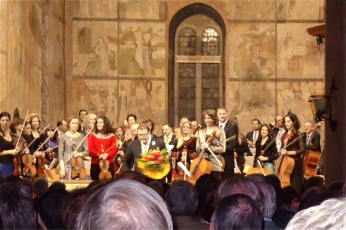 Das Orchester bedankt sich für den tosenden Applaus.