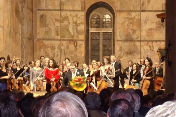 Das Orchester bedankt sich für den tosenden Applaus.