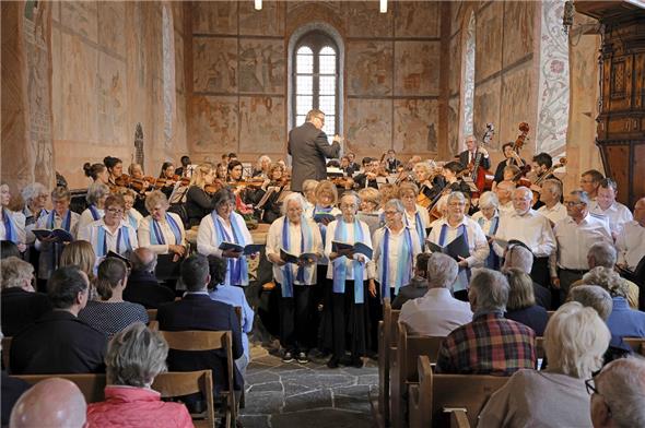 Das Orchester degli Amici unter der Leitung von Michael S. Bach mit dem erweiterten Mauritiuschor.