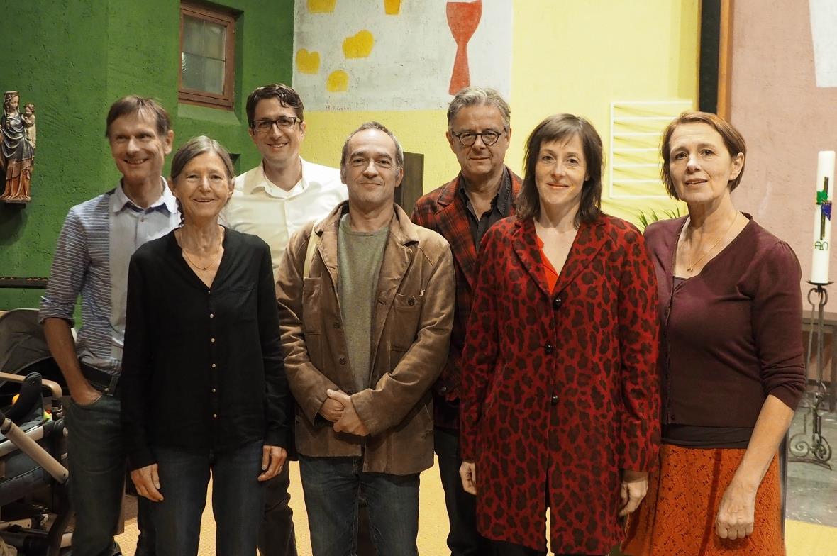 Das Organisationsteam des Literarischen Herbstes Gstaad mit den beiden Autoren: Präsident Beat Michel, Programmverantwortliche Liliane Studer, Moderator Lucas Gisi, Stefan Slupetzky, Reto Sorg, Noëlle Revaz und Rosa Reiter.