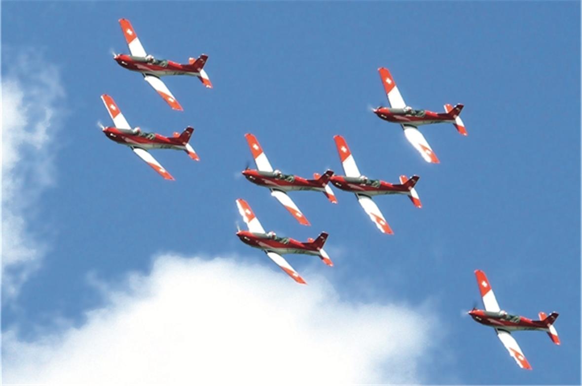 Das PC7-Team gesteuert von Fluglehrern und F/A-18Piloten zeigte präzise Formatio...