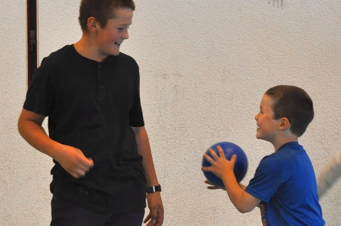 Das Patenkind zeigt dem 6.-Klässler, wie es geht!