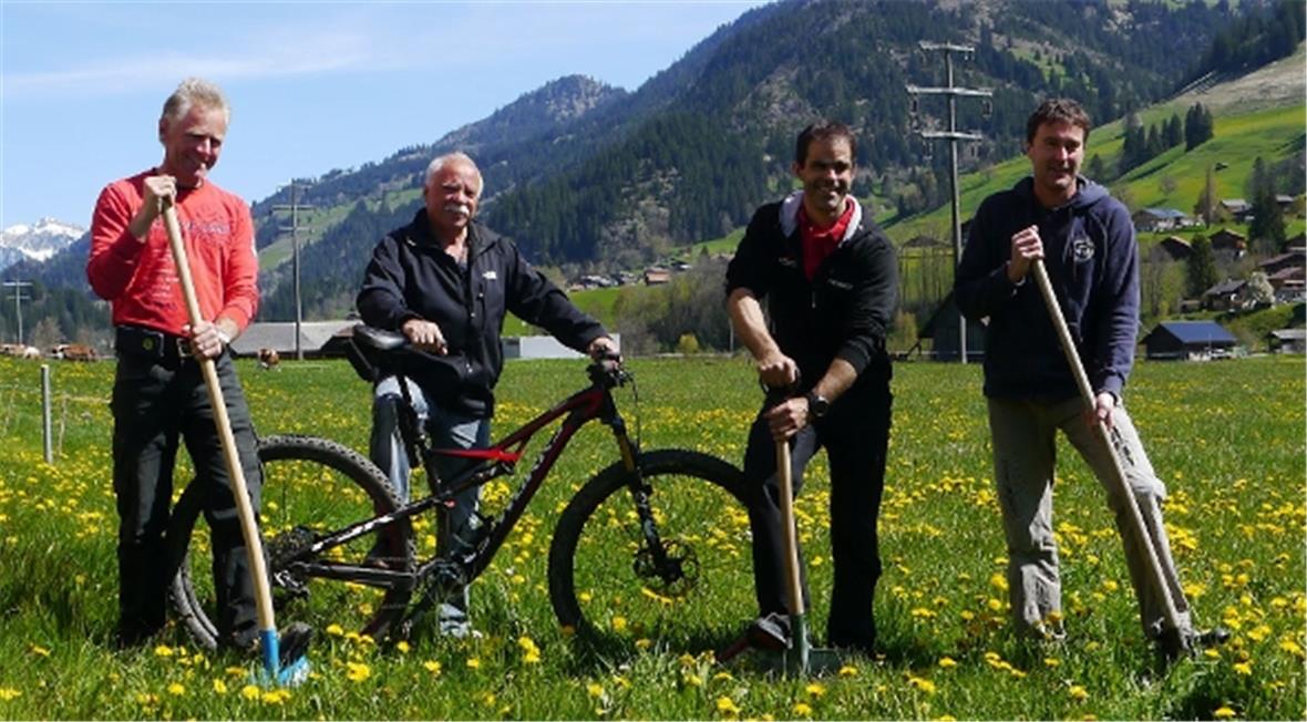 Das Patronatskomitee beim symbolischen Spatenstich: Peter Allemann, Gemeinderatspräsident Ernst Hodel, Initiant Patrick Griessen und Jürg Tschanz.