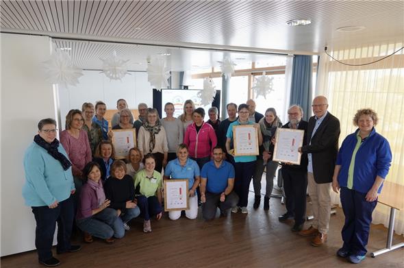 Das Personal der Alterswohnen Bergsonne und der Geschäftsstelle sowie die Geschäftsführung freuen sich über die vierfache Auszeichnung mit dem terzLabel.