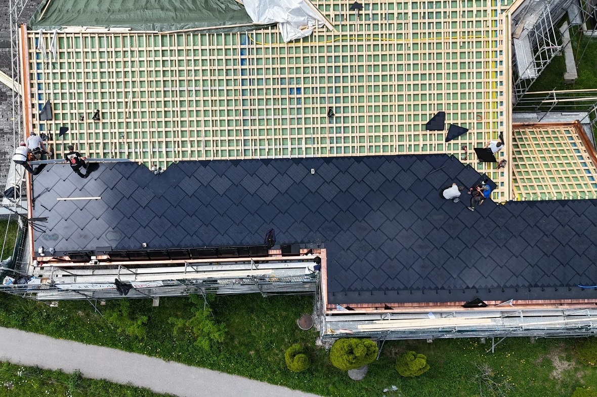 Das Photovoltaikdach auf der katholischen Kirche Zweisimmen.