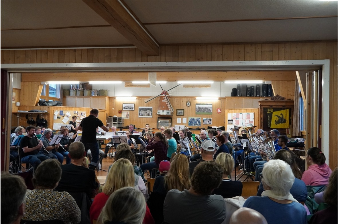 Das Platzkonzert im Musikhaus fand in intimer Atmosphäre statt.