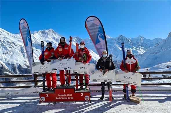 Das Podest beim Europacup Super-G von Zinal: Sieger Lars Rösti (Mitte) aus St. Stephan, Arnau Boisset aus Lausanne (links) sowie der Österreicher Stefan Rieser. Knapp am Podest vorbei fuhr Nils Mani aus dem Diemtigtal als Vierter.