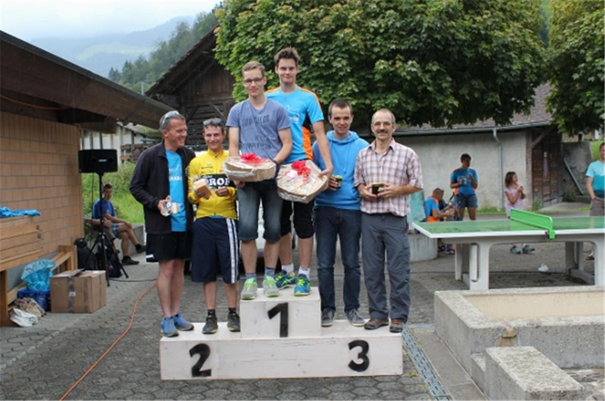 Das Podest der Herrenstaffel: v.l. Daniel Seewer, Jan Gafner, Thomas Mani, Delio...